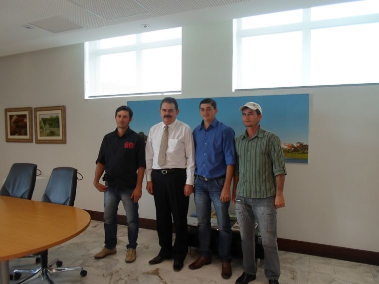  Vereador Périco viaja a Curitiba em busca de maquinários para o município 