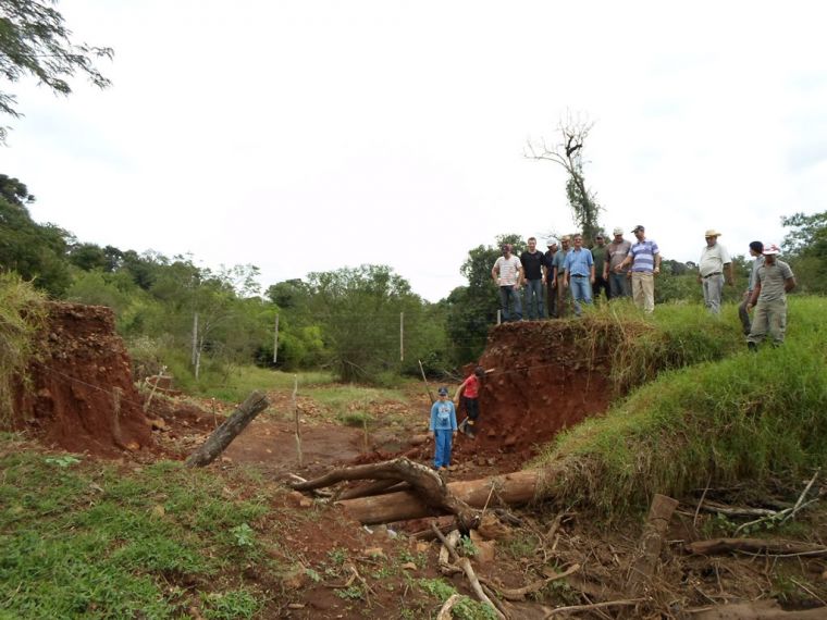 Moradores das Comunidades Bela Vista do Iguaçu e Barra Mansa fazem protesto sobre condições das estradas e bueiros. 