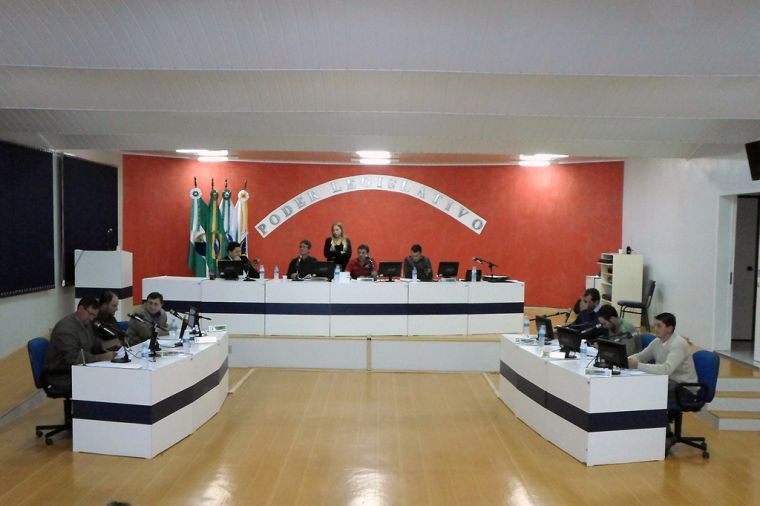 VEREADORES DA CÂMARA DE RIO BONITO DO IGUAÇU APROVAM PROJETOS DO EXECUTIVO