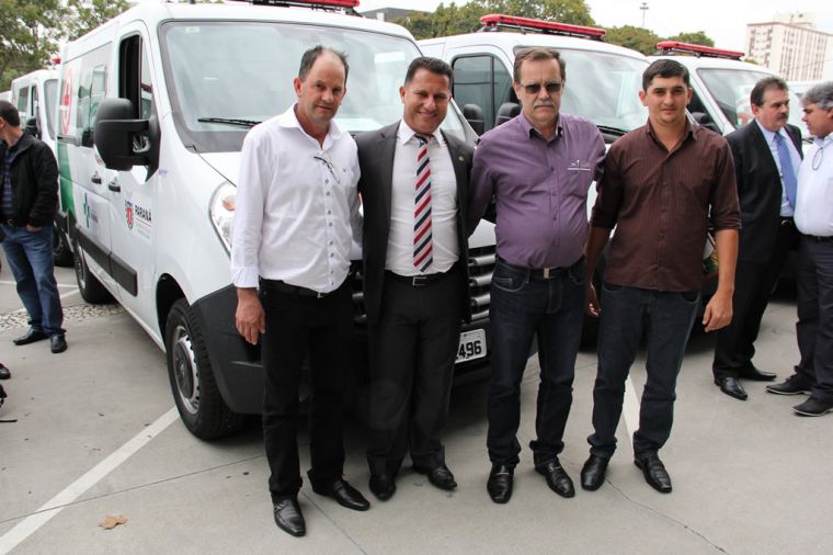 Através do Governo do Estado Rio Bonito do Iguaçu recebe ambulância pelo Dep. Adelino Ribeiro e Vereador Daizi Camello.
