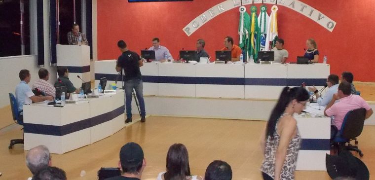 Prefeito usa tribuna para esclarecer valores gastos em maquinários do município. 