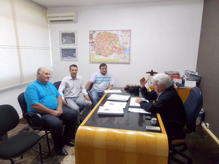 Vereadores e representante da Associação da Melhor Idade participam de reunião com Dep. Nelson Meurer.