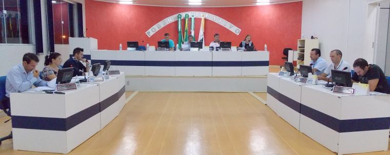 Aprovado por unanimidade projeto de lei que atualiza piso salarial dos professores ocupantes de cargos de professor com 40 horas.