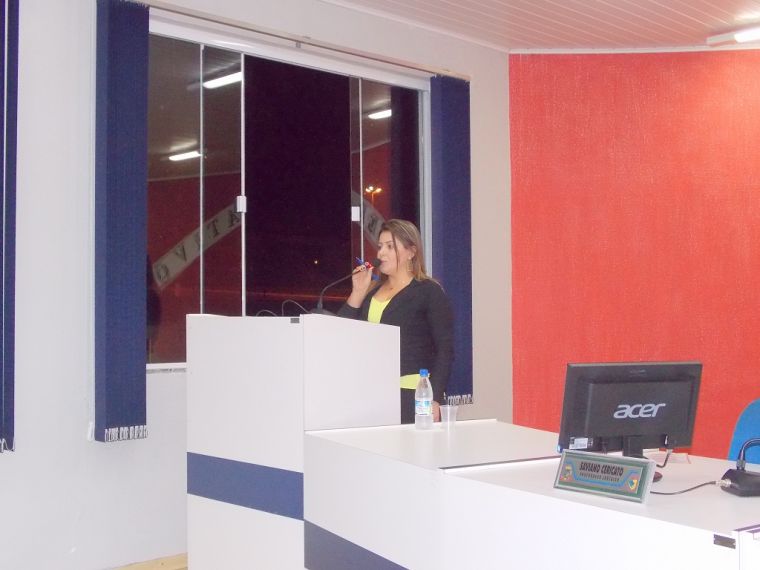 Secretária de Saúde faz uso da tribuna livre no plenário da Câmara de Vereadores 